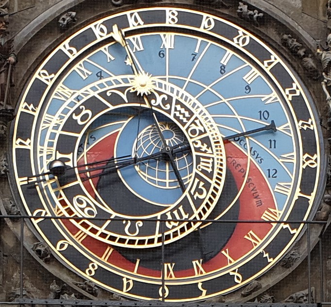 Fotografie pražského orloje v čase příchodu jarní rovnodennosti v 10:37